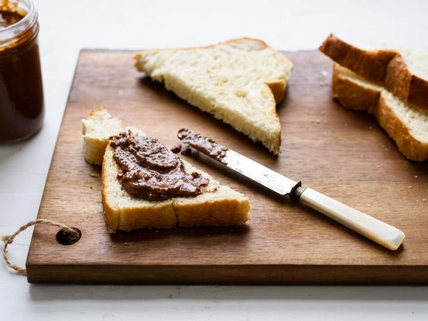 Come preparare la crema spalmabile al cioccolato con ceci e nocciole