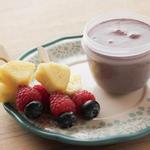Mini-Fruchtspieße mit Blaubeer-Joghurt-Dip