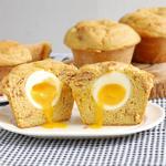 Mais-Muffins mit Schinken, Käse und einem ganzen Ei
