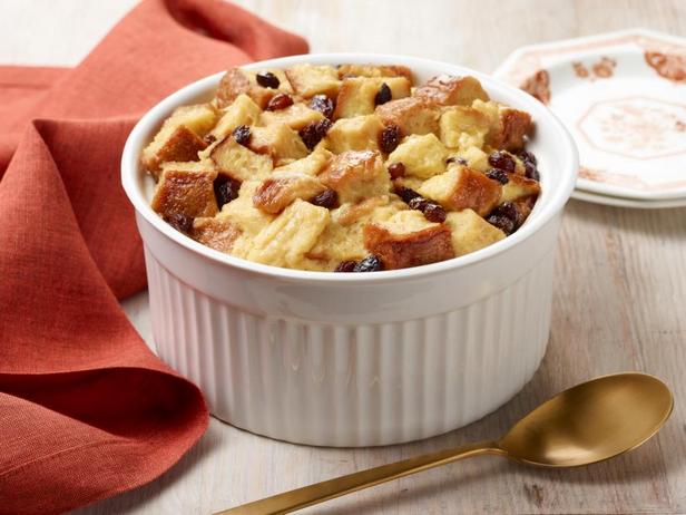 So bereiten Sie einen einfachen cremigen Brotpudding zu