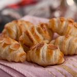 Croissants mit Mandel- und Schokoladenfüllung