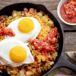 Zum Frühstück gebratene Kartoffeln mit Rührei.