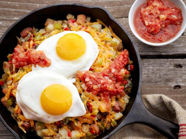 Come preparare patate fritte con uova strapazzate per colazione