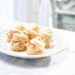 Geschichtete Brötchen gefüllt mit Schinken und Käse, Frühlingszwiebeln und Piment.