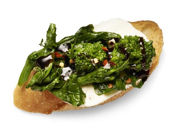Wie man Crostini mit Rapini zubereitet