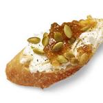 Crostini mit Feigen, Kürbiskernen und Ziegenkäse