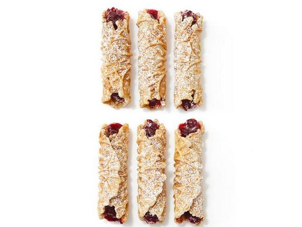 Come preparare le pizzelle all'amaretto con ripieno di ciliegie