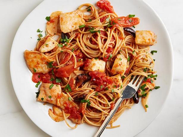 Rezeptanleitung – Spaghetti in pikanter Soße mit Fisch und Oliven