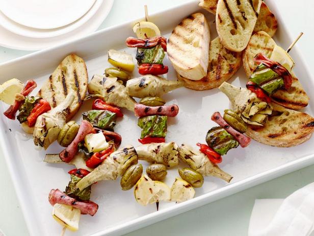 Wie man Antipasti am Spieß zubereitet