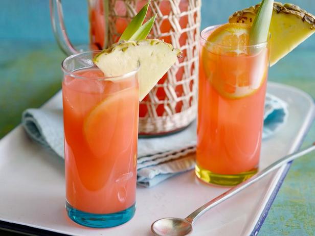 So bereiten Sie den Cocktail „Sommer im Glas“ zu
