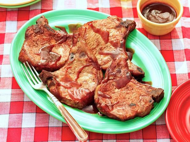 사과 바비큐 소스를 곁들인 훈제 돼지고기 커틀릿 만드는 법