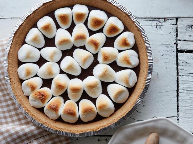 Wie man S'mores-Kuchen zubereitet