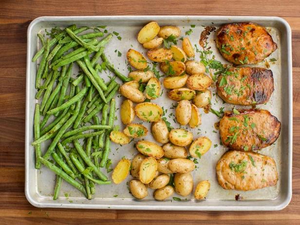 Rezept für ein Ofengericht: Schweinekoteletts mit Kartoffeln und grünen Bohnen mit Ranch-Dressing