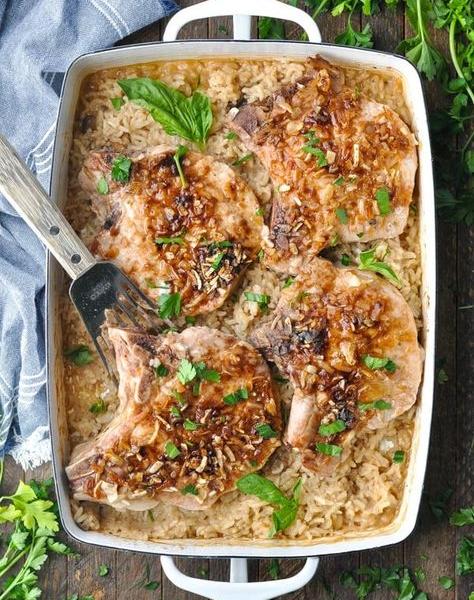 Zubereitung - Schweinekoteletts mit gebratenem Reis auf einem Backblech
