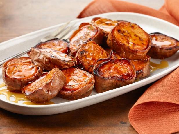 So bereiten Sie im Ofen gebackene Süßkartoffeln mit aromatisierter Butter zu
