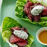 Filet Mignon in Vinaigrette und Ziegenkäse mit Kräutern und Lavendel auf Salatblättern