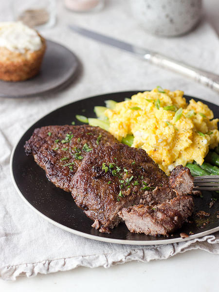 Wie man Filet Mignon mit Rührei zubereitet
