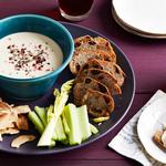 Brie-Käse-Dip mit Honig und Pfeffer