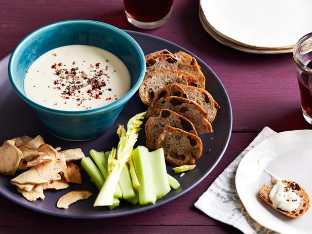 Wie man Honig-Pfeffer-Brie-Dip zubereitet