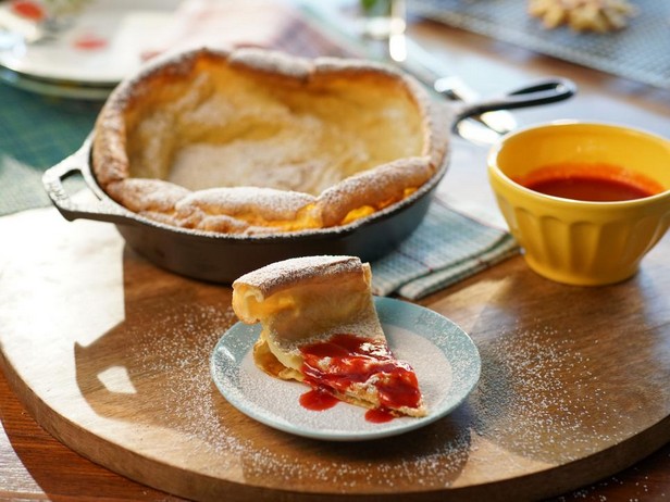 فطيرة داتش بيبي خفيفة مع صلصة التوت والبرتقال