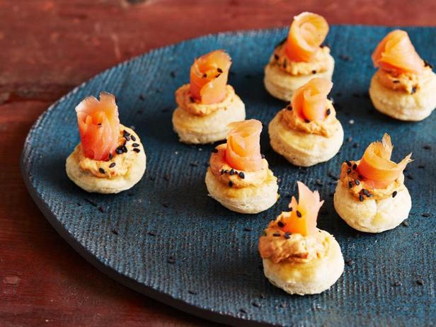 Wie man Räucherlachs-Vol-au-vents zubereitet