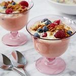 Vanillepudding mit frischen Beeren und Lebkuchen