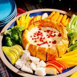 جبنة بري مخبوزة في وعاء من الخبز