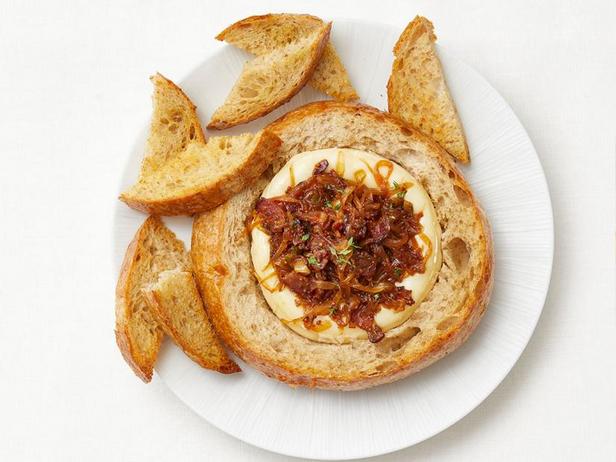 Zubereitung - Gebackener Brie im Brottopf mit Zwiebelmarmelade