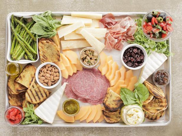 Wie man Bruschetta mit mariniertem Käse und Oliven zubereitet