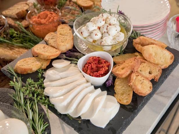 Wie man Crostini mit jungem Mozzarella zubereitet