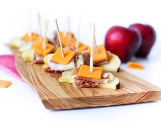 Apfelscheiben mit Prosciutto und Cheddar