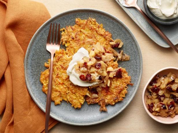 Wie man Süßkartoffel-Karotten-Latkes mit Apfelmus zubereitet