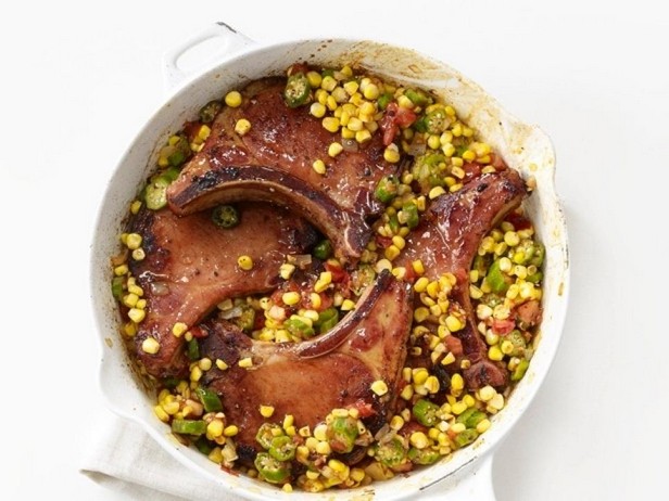 Geräucherte Schweinekoteletts mit Mais und Okra