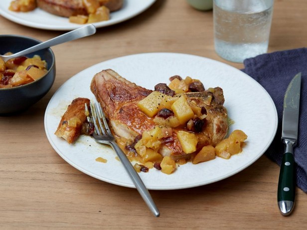 Schweinesteaks mit Birnen-Chutney