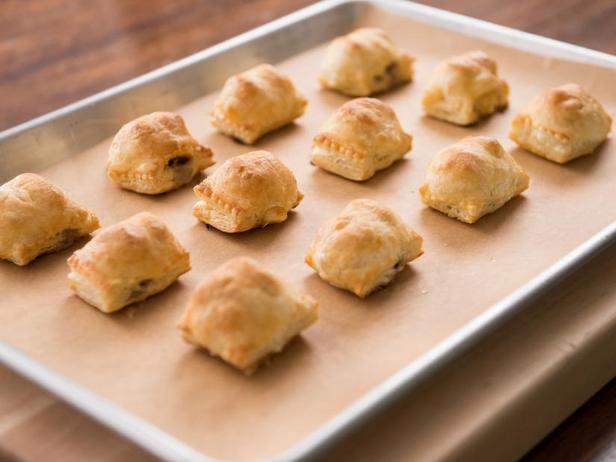 Wie man Mini-Blätterteigtaschen mit Brie und Pekannüssen zubereitet
