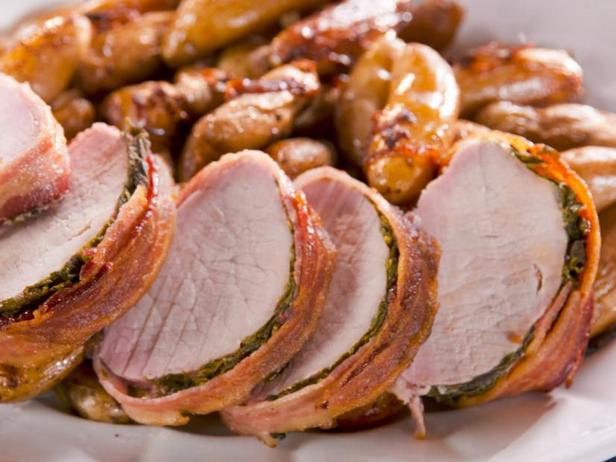 Come cucinare - Lonza di maiale avvolta nella pancetta con patate e cipolle rosse