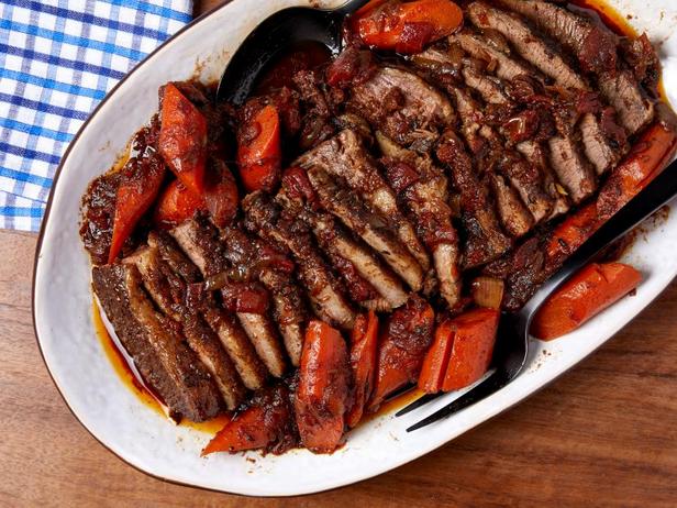 Come cucinare - Petto di manzo alle erbe, stufato con pomodori
