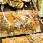 Lachs auf Zedernholzplanke mit Caesar Salad