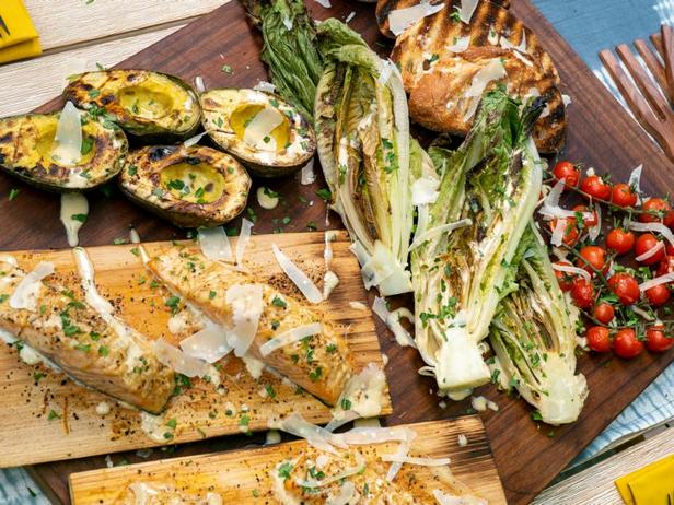 Wie man Lachs auf Zedernholzplanke mit Caesar Salad zubereitet