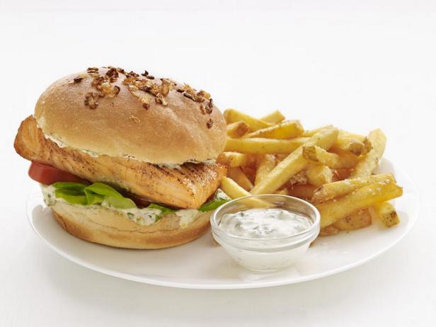 So bereiten Sie Lachs-Pommes-Sandwiches zu