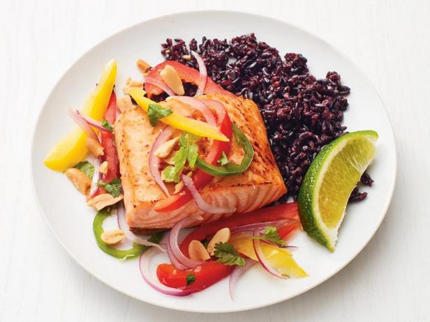Rezept für Lachs nach Thai-Art mit Reis und Paprika