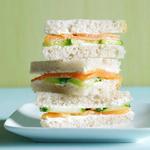 Teesandwiches mit Rotbarsch und Gurke