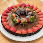 Schokoladenüberzogene Erdbeertarte