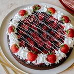 Schokoladenkuchen mit Erdbeeren