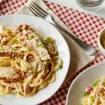 Fettuccine Alfredo mit würzigem Hähnchen in cremiger Sauce