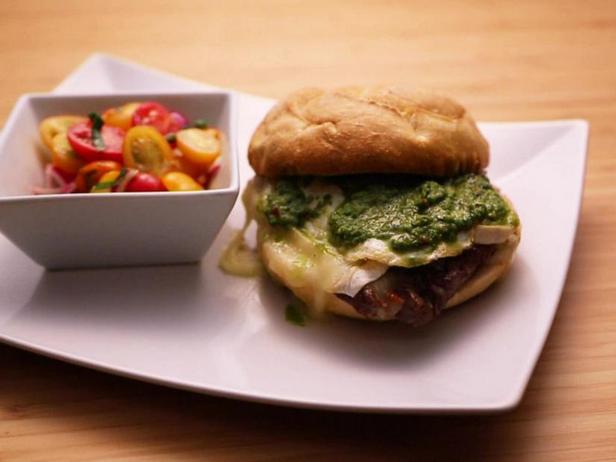 Zubereitung - Filet-Mignon-Sandwich mit Röstzwiebeln, Camembert, Spiegeleiern und Chimichurri-Sauce