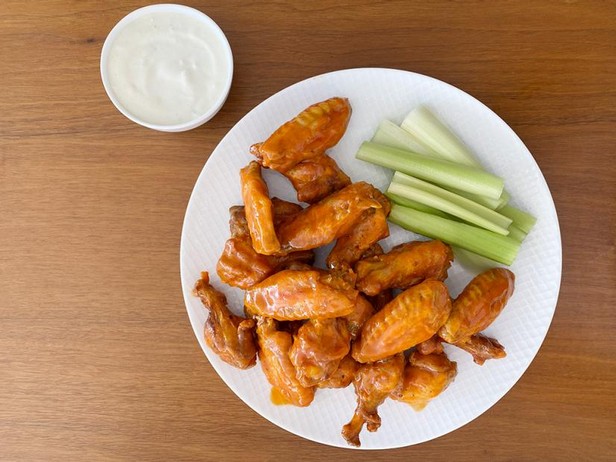 Wie man Buffalo Chicken Wings in einer Heißluftfritteuse zubereitet