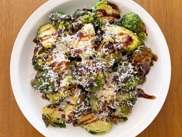 Wie man Rosenkohl mit Parmesan in der Heißluftfritteuse zubereitet
