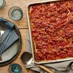 Hackbraten mit Tomatenglasur auf einem Backblech