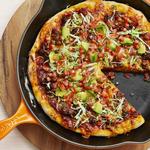 Gebratene Pizza mit Hackfleisch und frischer Tomatensalsa
